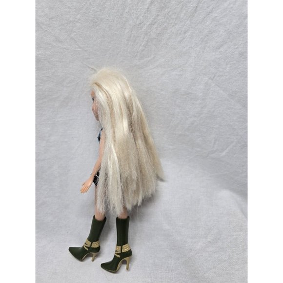 MGA 2005 BRATZ Soccer Cloe With Treasures Pirate Outfit - Picture 7 of 15